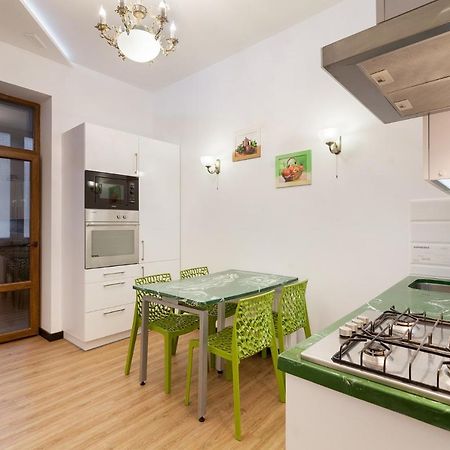 Leogrand Apartment On Doroshenka 38 리비프 외부 사진